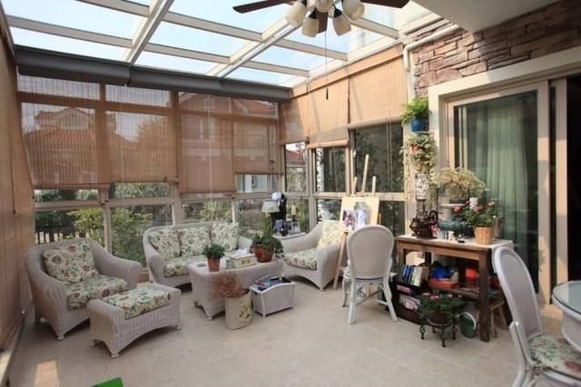 露天院子封閉成陽光房，農村又一景色，這么裝修的不在少數(shù)